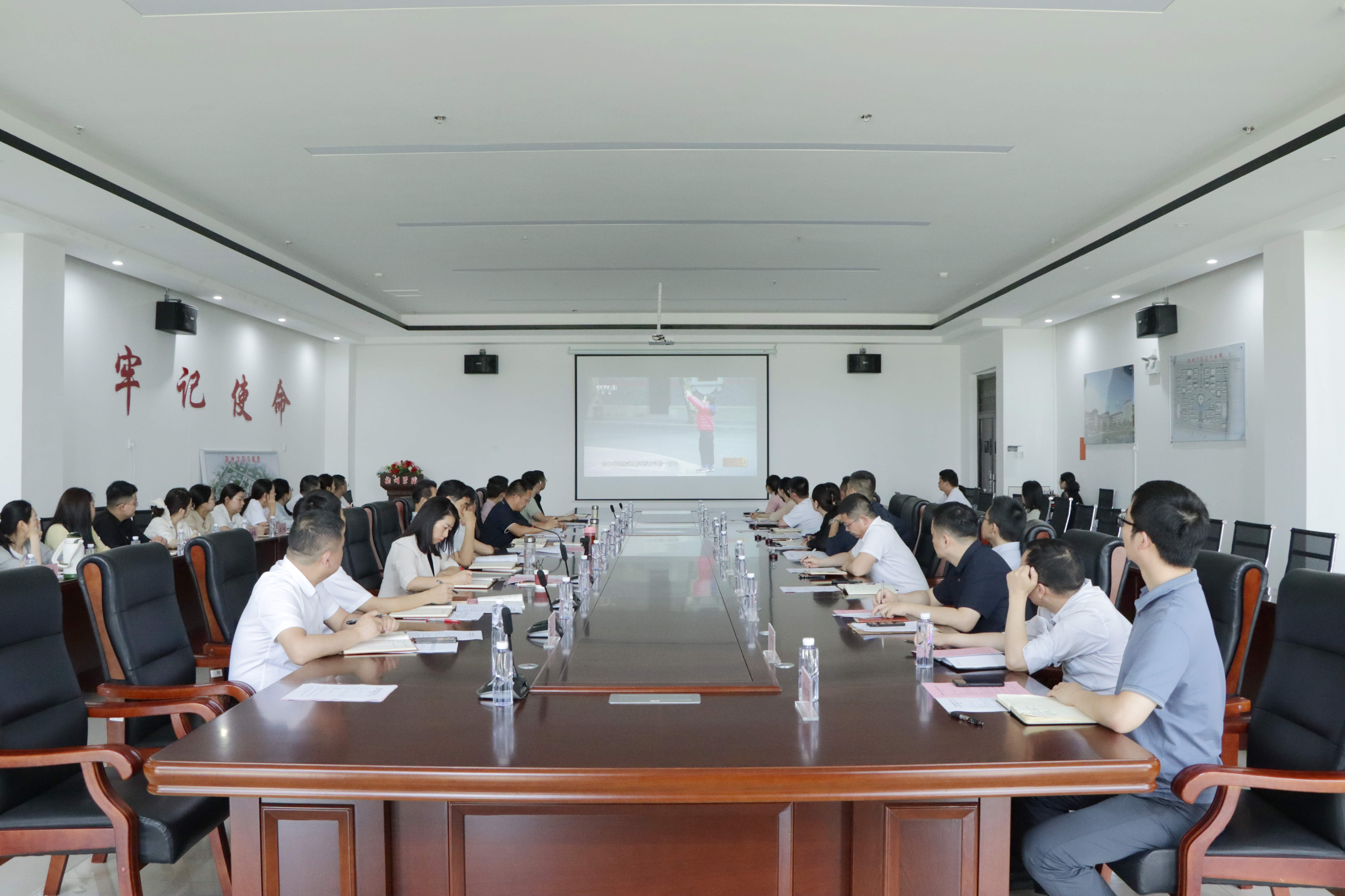 党委理论学习中心组召开2025年第三次集体（扩大）学习会议