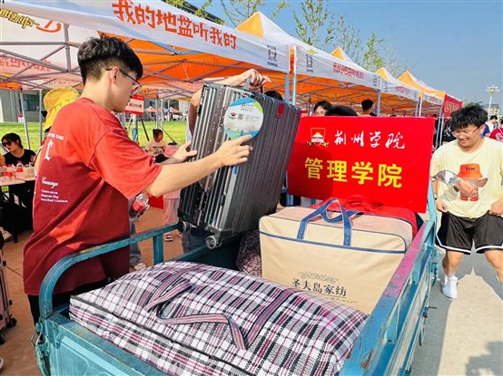 图片包含 人, 男孩, 桌子, 蛋糕&#xA;&#xA;描述已自动生成