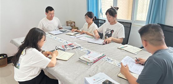 一群人正在用餐聊天&#xA;&#xA;中度可信度描述已自动生成