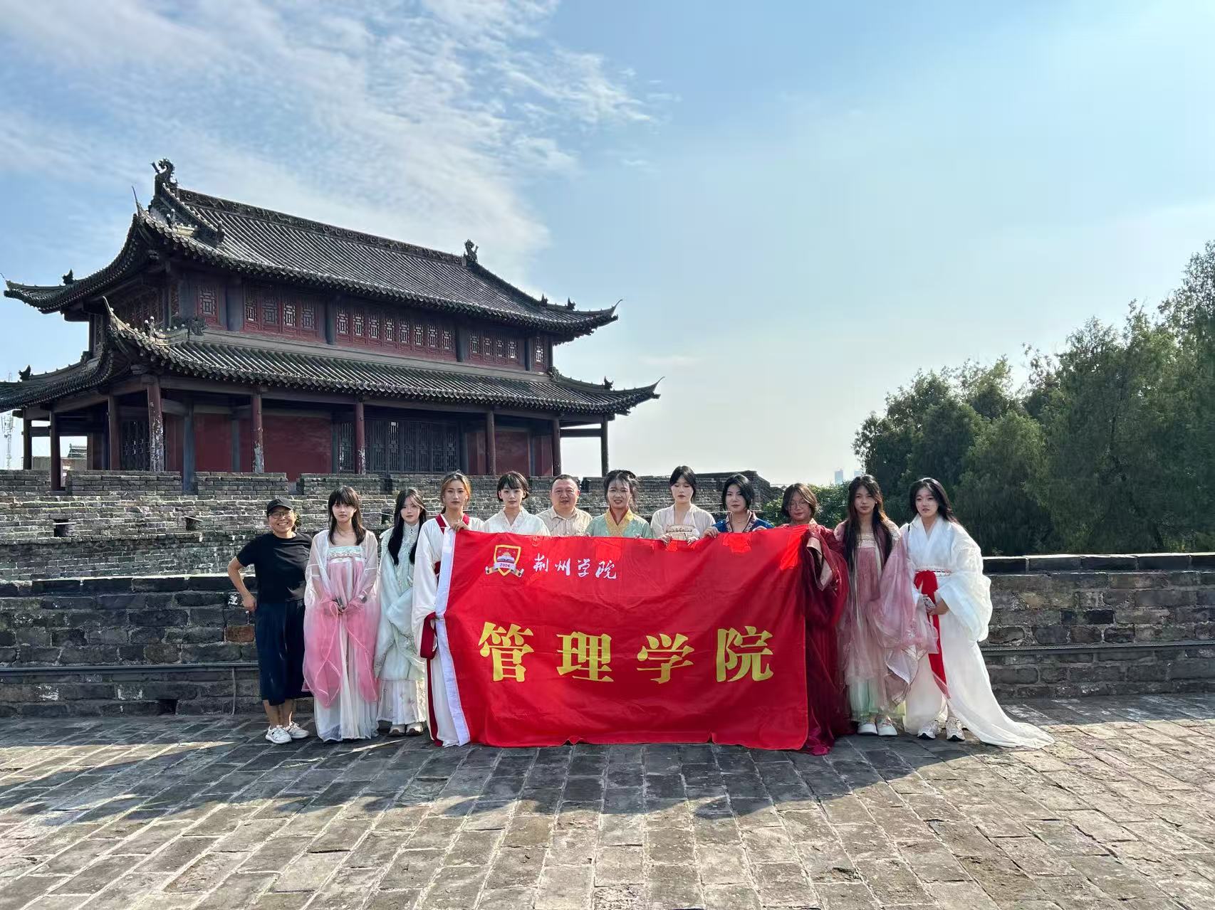 城墙守护践初心，电商赋能探文脉——管理学院开展古城墙保护公益实践活动