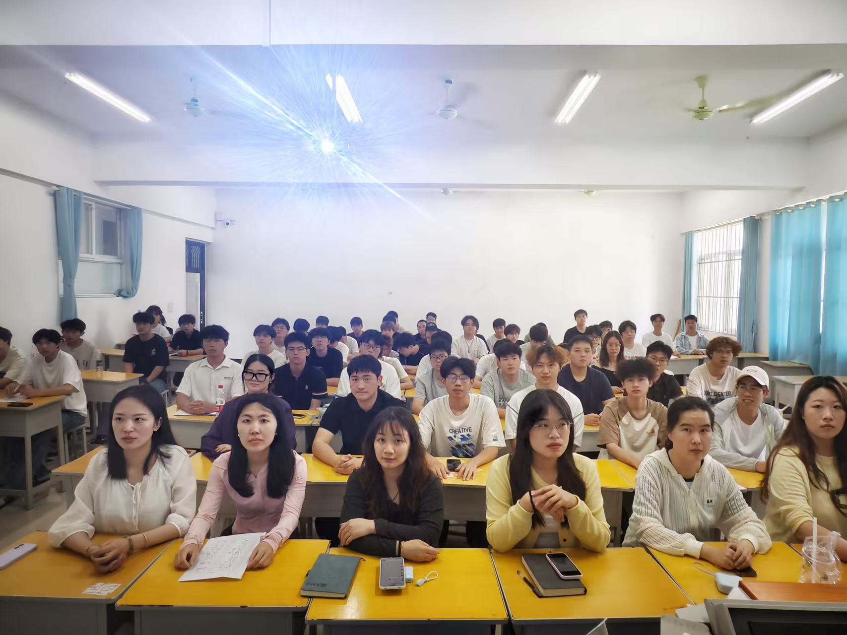 倾听学生心声 优化教学质量——智能制造学院召开期中教学检查学生座谈会