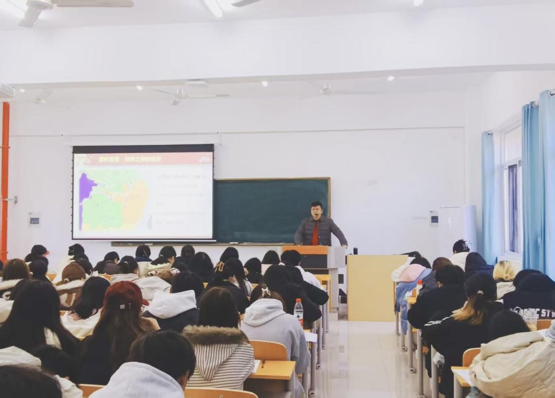 马克思主义学院领导深入《荆州文化概论》课堂听评课