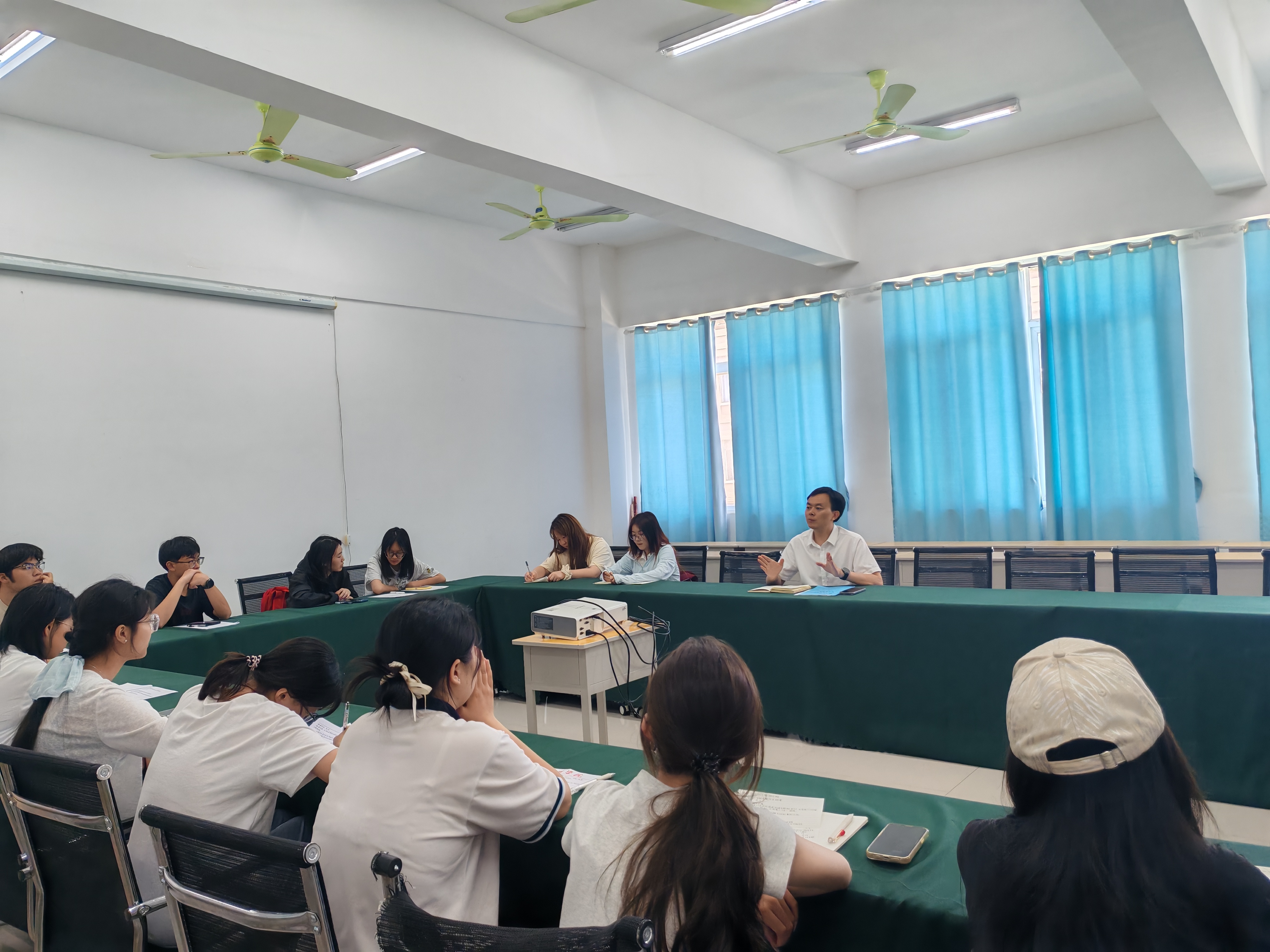 马克思主义学院召开期中教学检查学生座谈会