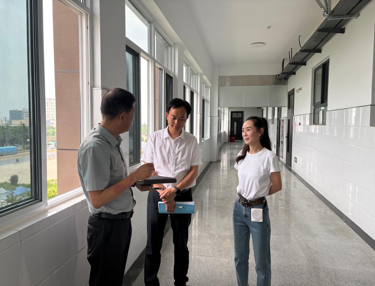党委书记张晓彬深入一线课堂听评思政课
