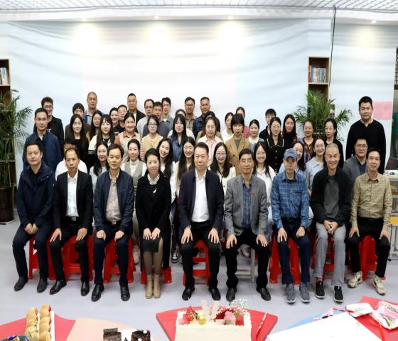 我校成功举办“桃李不言，下自成蹊” 教职员工集体生日会