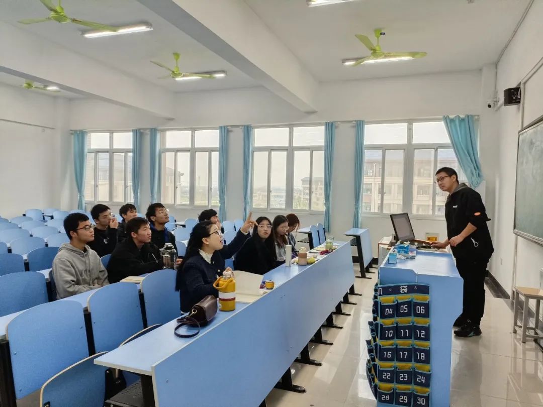 数理学院开展示范生教学技能训练
