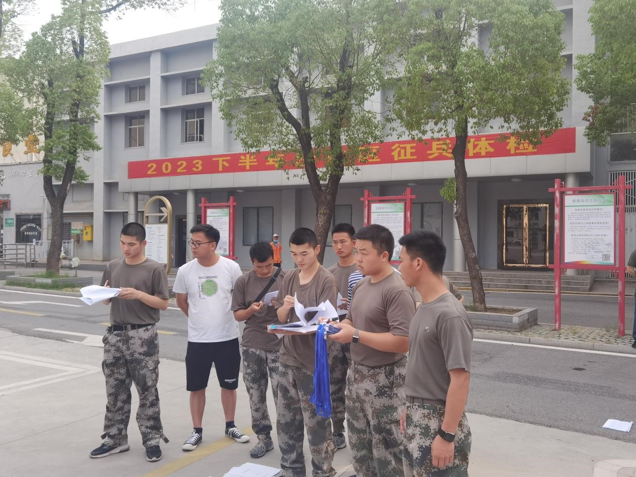 图 4 - 荆州学院征兵办公室主任陈仁圣老师查看人员分组情况.jpg