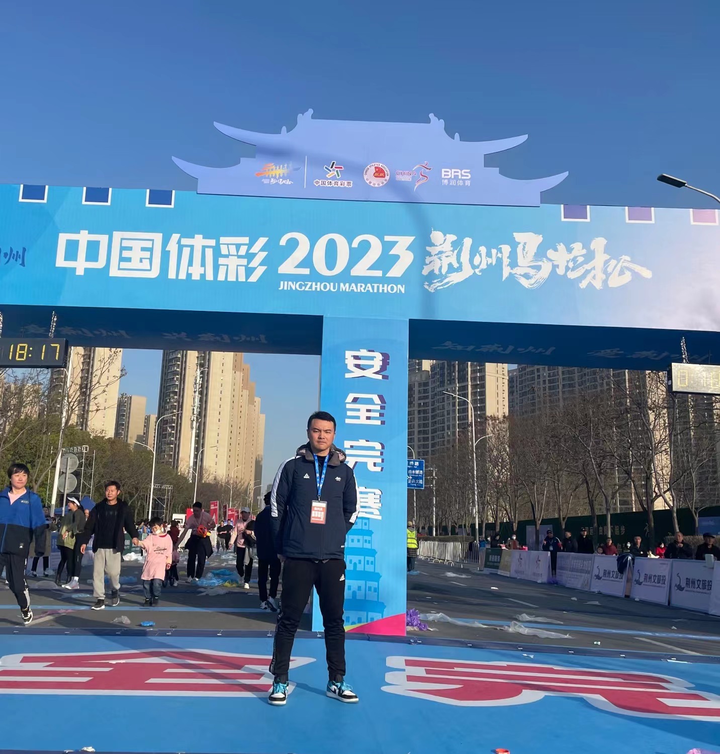 我部老师担任荆州马拉松裁判