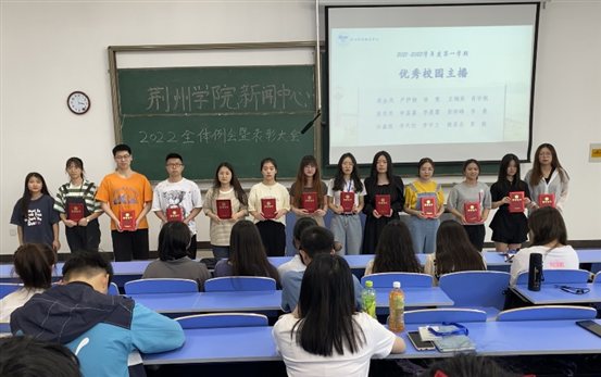 会议室里的人们&#xA;&#xA;描述已自动生成
