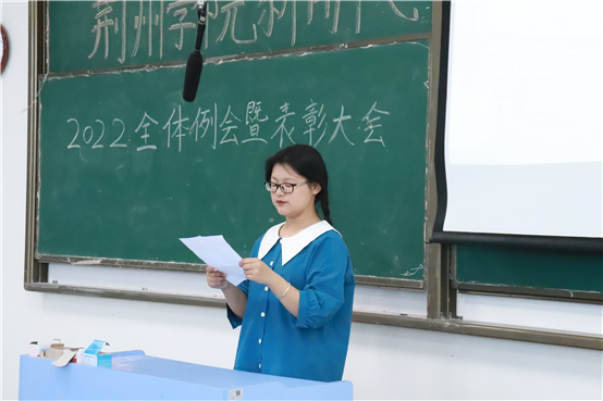 穿着蓝色衣服的人手上拿着纸&#xA;&#xA;低可信度描述已自动生成