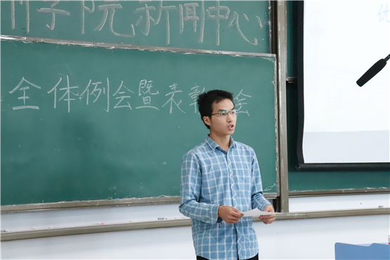 人站在一起&#xA;&#xA;低可信度描述已自动生成