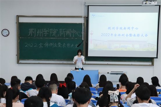 一群人在开会&#xA;&#xA;描述已自动生成