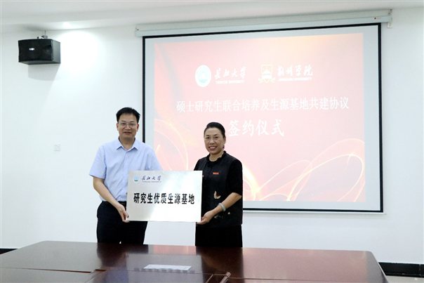 图片包含 男人, 桌子, 站, 女人&#xA;&#xA;描述已自动生成