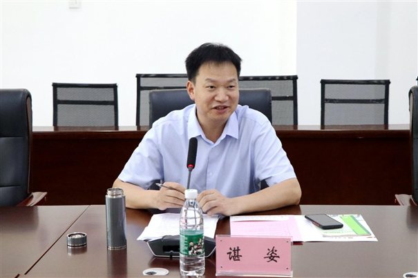 男人坐在桌子前&#xA;&#xA;描述已自动生成