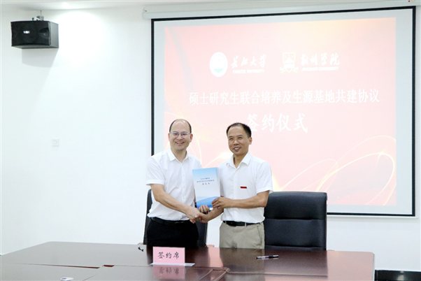 图片包含 室内, 男人, 站, 桌子&#xA;&#xA;描述已自动生成