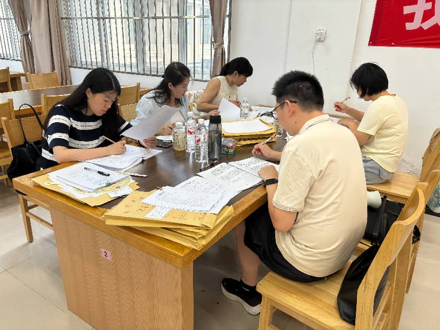 阅卷.png